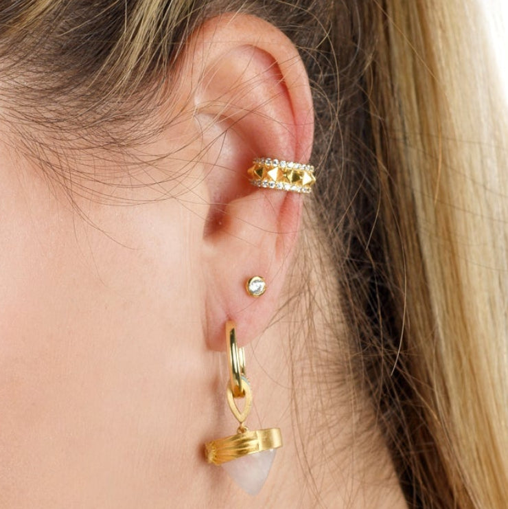 Skat earcuff i gull med zirkonia avbildet på øret