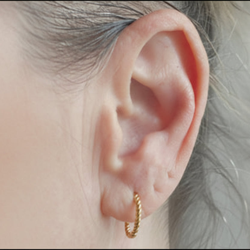 små hoops i 24K gold vermeil,gullbelagt sølv. vist på øret. til modell.